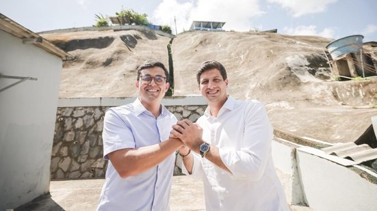 Victor Marques e João Campos em frente à encosta entregue