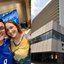 Victor Marques ao lado de esposa, ambos com camiseta do Brasil. Foto ao lado da prefeitura do recife