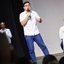 Victor Marques, em pé, falando ao microfone