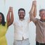 Alice Gabino, Ivan Moraes e Paulo Rubem Santiago com as mãos unidas e levantadas. todos sorriem