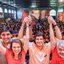 Com as mãos erguidas unidas estão Carlos Costa, Marília Arraes, João Campos e Humberto Costa. Ao fundo multidão. Paredees estão escrito chega junto