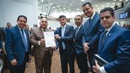 Eduardo da Fonte e diversos homens de ternos na igreja assembleia de deus
