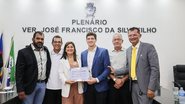 João Campos sendo homenageado em Araçoiaba