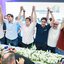 João Campos, Silvio Costa Filho, Carlos Costa, Augusto Coutinho, Humberto Costa e Junior Matuto levantam as mãos unidas enquanto sorriem
