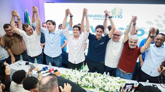 João Campos, Silvio Costa Filho, Carlos Costa, Augusto Coutinho, Humberto Costa e Junior Matuto levantam as mãos unidas enquanto sorriem