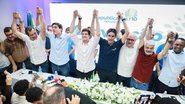 João Campos, Silvio Costa Filho, Carlos Costa, Augusto Coutinho, Humberto Costa e Junior Matuto levantam as mãos unidas enquanto sorriem