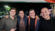 João Campos, um homem, Cayo Albino e Sivaldo Albino; Ao fundo palco