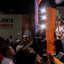 João Campos fala em palanque. Ao lado "chega junto pernambuco"