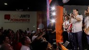 João Campos fala em palanque. Ao lado "chega junto pernambuco"