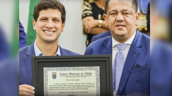 João Campos recebendo título de cidadão olindense