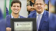 João Campos recebendo título de cidadão olindense