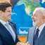 João Campos e Lula sorriem enquanto olham um para o outro