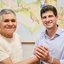 Edinazio e joão campos com mãos unidas