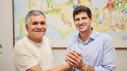 Edinazio e joão campos com mãos unidas