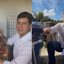 João Campos segura conta da Compesa ao lado de mulher negra com rosto triste. Foto ao lado João Campos abrindo torneira sem água