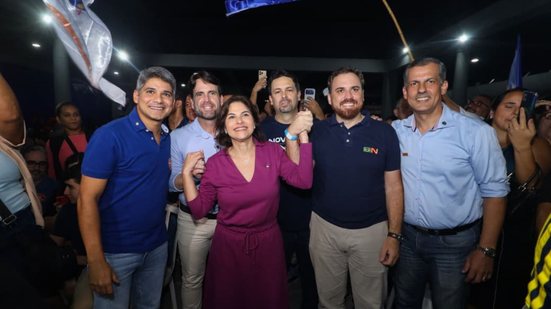 Renato Antunes, Eduardo Moura, Priscila Krause, Felipe Alecrim Técio Teles e Carlos Sant'Anna sorriem lado a lado