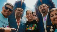 Raquel Lyra ao lado de dois homens com cocares indígenas