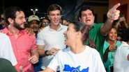 Túlio Gadelha, Miguel Coelho, Guiga Nunes e Raquel Lyra andam enquanto sorriem. Guiga aponta para o lado