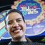 Raquel Lyra sorri, ao fundo imagem do palco pernambuco país