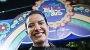 Raquel Lyra sorri, ao fundo imagem do palco pernambuco país