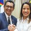 Raquel Lyra e o prefeito Pité sorriem com as mãos unidas