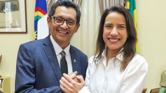 Raquel Lyra e o prefeito Pité sorriem com as mãos unidas