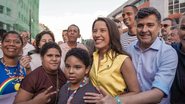 Ao redor de crianças e outras pessoas Raquel Lyra e Eduardo da Fonte sorriem
