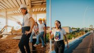 Raquel Lyra em cima de parte de construção. ela usa capacete de construção. Foto 2 ela anda em estrada