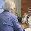 Rinaldo Júnior fala em microfone de podcast em frente a Jamildo Melo, que está de costas