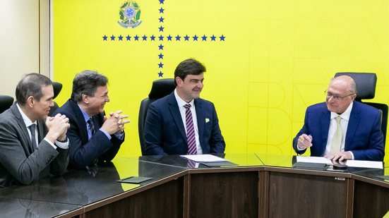 Durante o encontro em Brasília, o presidente da Federação, James Thorp, ao lado de presidentes de sindicatos de todo o Brasil,
					
					
					Foto: Divulgação