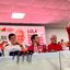 Teresa Leitão fala em microfone em pé enquanto Carlos Costa, João Campos, Carlos Veras e Humberto Costa estão sentados