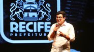 Victor Marques fala ao microfone. Ao fundo, logo da Prefeitura do Recife