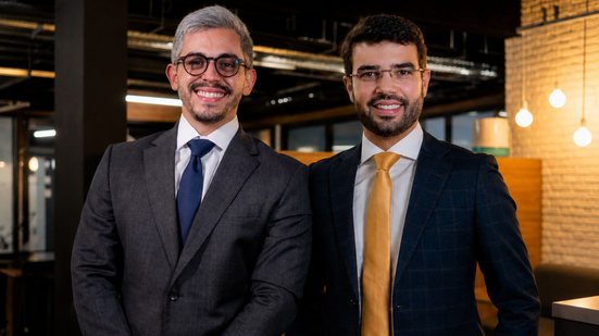 Os advogados e sócios Fábio Santiago e Breno Carrilho detalham, em artigo exclusivo para o Jamildo.com, as principais mudanças da Reforma Tributária e alertam para a novidade do split payment.
					
					
					Foto: Divulgação