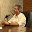 Alcides Teixeira Neto em mesa de entrevista do PodJá