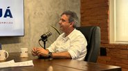 Alcides Teixeira Neto em mesa de entrevista do PodJá