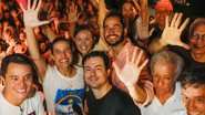 Clodoaldo Magalhães em foto com grupo de Raquel Lyra