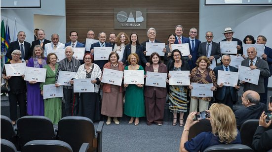 Durante a cerimônia, a presidente destacou a contribuição dos profissionais homenageados para a consolidação da classe em Pernambuco.
					
					
					Foto Sandokan Xavier/OAB-PE