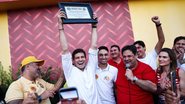 João Campos segura título de cidadão e celebra em meio a apoiadores e aliados políticos em Buenos Aires