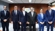João Campos em escritório em pé ao lado de cinco homens, entre eles Carlos Costa e o presidente do TRE Fernando Cerqueira