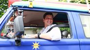 João Campos em Kombi temática de Pernambuco