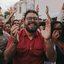 No meio da rua com multidão Ivan Moraes sorri. Ao seu lado estão Fernando Ferro, Paulo Rubem Santiago e Alice Gabino