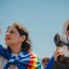 Priscila Krause e Raquel Lyra, vestindo trajes com a bandeira de Pernambuco, montam a cavalo durante Missa do Vaqueiro
