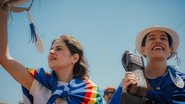 Priscila Krause e Raquel Lyra, vestindo trajes com a bandeira de Pernambuco, montam a cavalo durante Missa do Vaqueiro