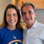 Raquel Lyra e Carlos Santana sorriem lado a lado