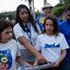 Raquel Lyra e Priscila Krause olham o material enquanto andam com outras pessoas
