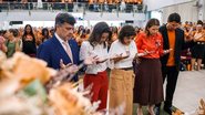 Raquel Lyra orando ao lado de Eduardo da Fonte, Priscila Krause, Clarissa Tércio e Júnior Tércio