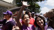 Raquel Lyra Priscila e Tulio Gadelha sorriem no meio da rua ao redor de multidão no meio do sol