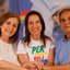 Simone Santana, Raquel Lyra e Carlos Santana sorriem com as mãos unidas