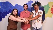 Com mãos unidas, sorriem Dulcy Amorim, Cacique Marcelo Pankararu e Túlio Gadelha