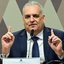 Alfredo Gaspar sentado em frente a microfone